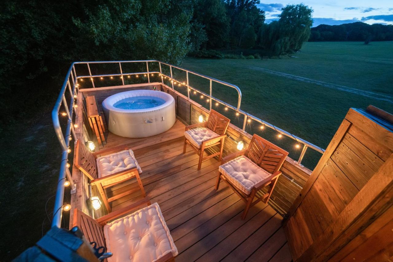 Delightful 2 Bed Double Decker Bus With Hot Tub Hotell Uckfield Exteriör bild